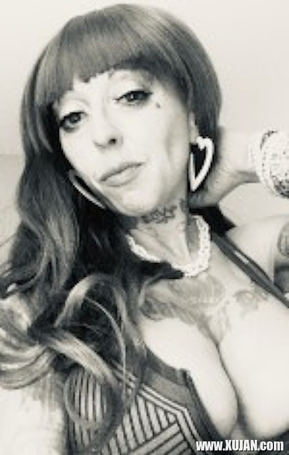 Betty Bombshell Boobs - Photo #2820047