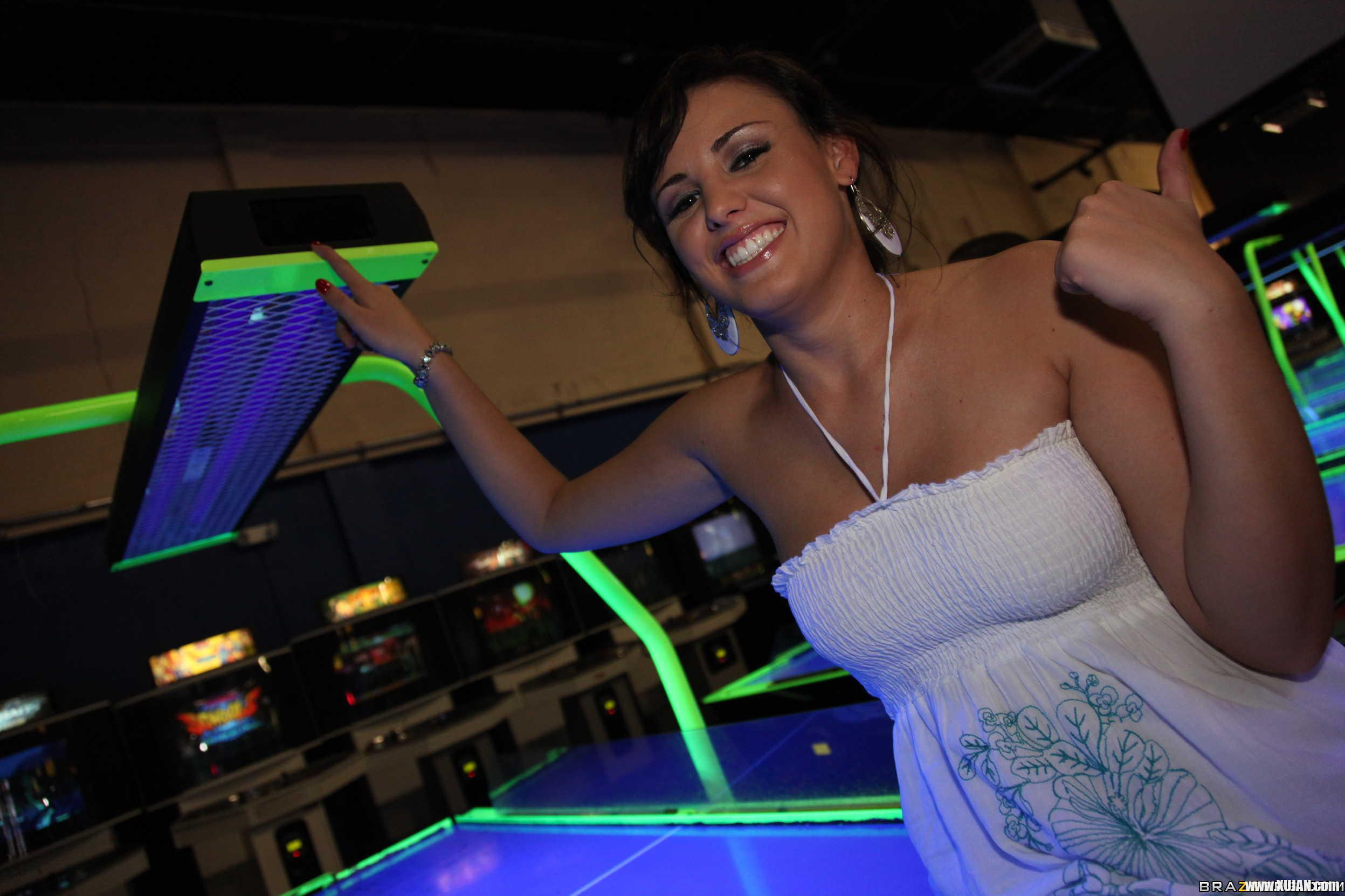 Brooke Lee Adams gives a very special treat to one of her lucky fans - Photo #2822154