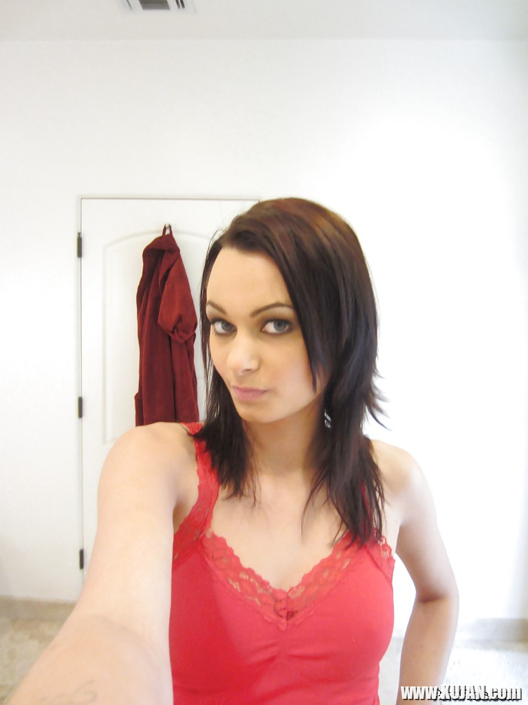 Teen babe Mimi Rayne does some sexy self shot while naked in her room - Photo #2826062