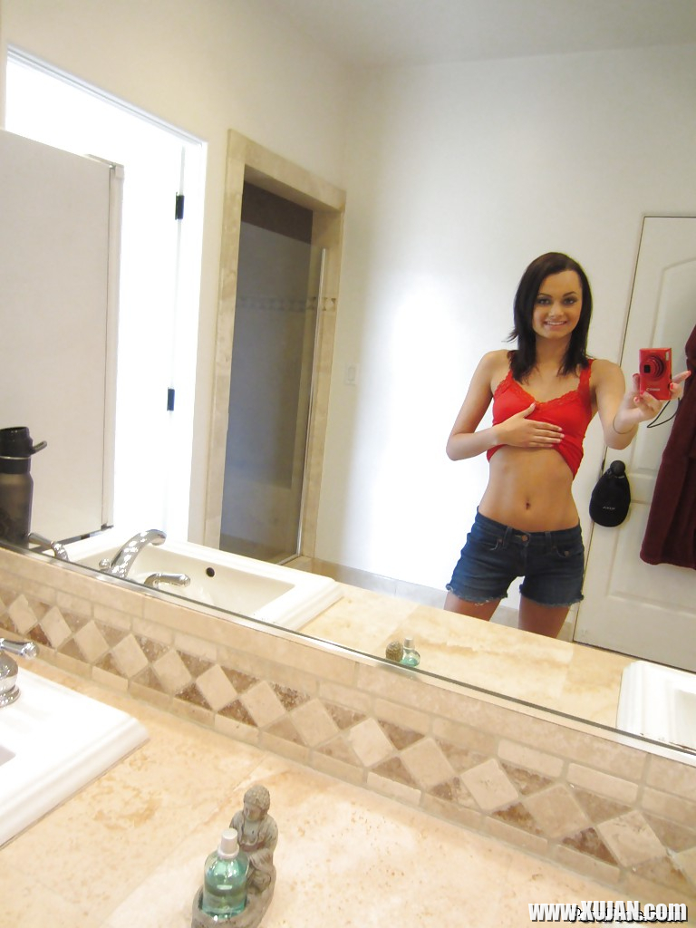 Teen babe Mimi Rayne does some sexy self shot while naked in her room - Photo #2826063
