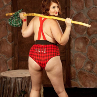 Chubby Lexi Summers shows her all natural curves