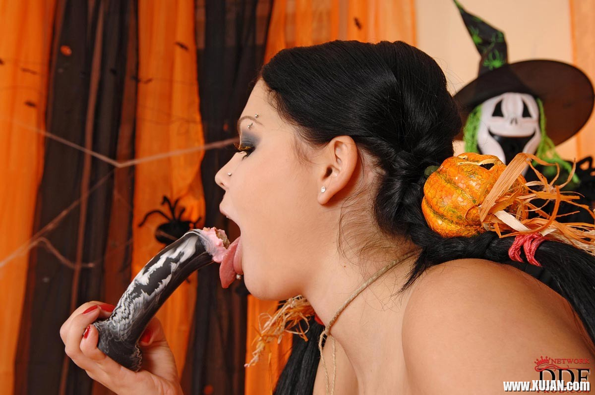 Hot busty pornstar Shione Cooper in a halloween set - Photo #2845084