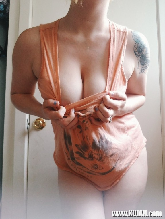MILF TITTY TESER - Photo #2849554