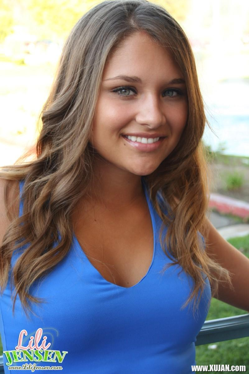 Lili pulls down her jean skirt and shows off her tight perfect ass in a blue thong - Photo #2866848