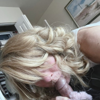 Blonde Milf y tstsum e Dick in sirogh