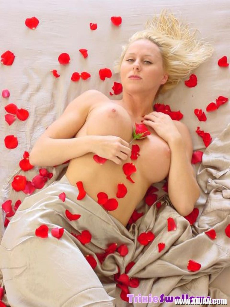 Sexy Trixie Swallows covers her nude Body in Roses - Photo #2874935