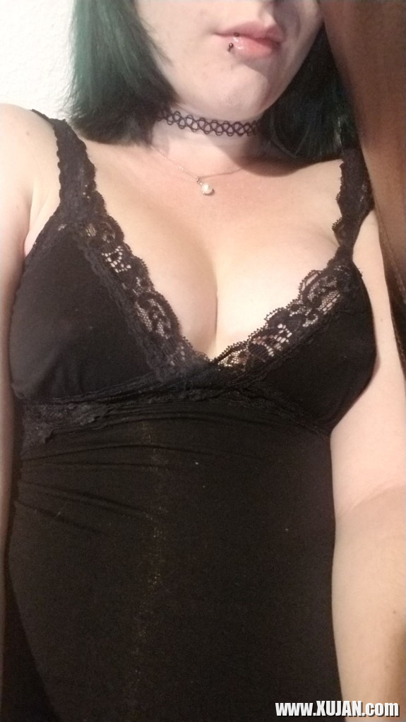 Goth Slut Striftease - Photo #2885623