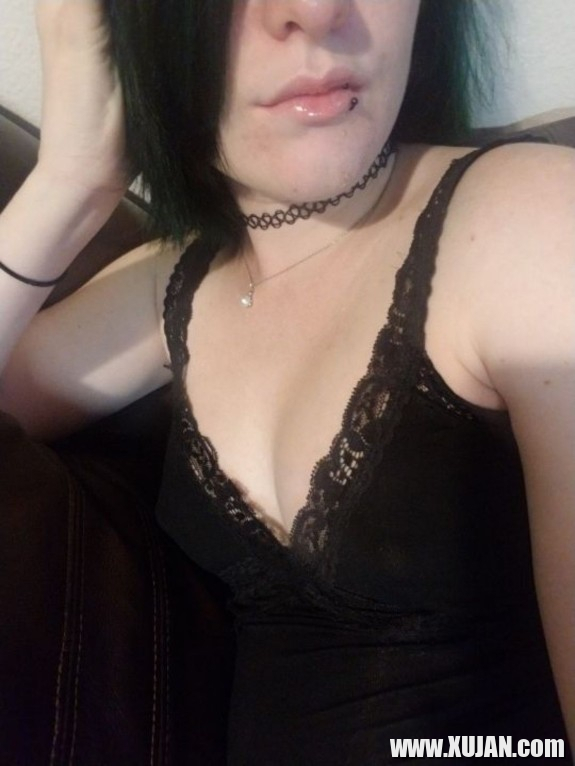 Goth Slut Striftease - Photo #2885625