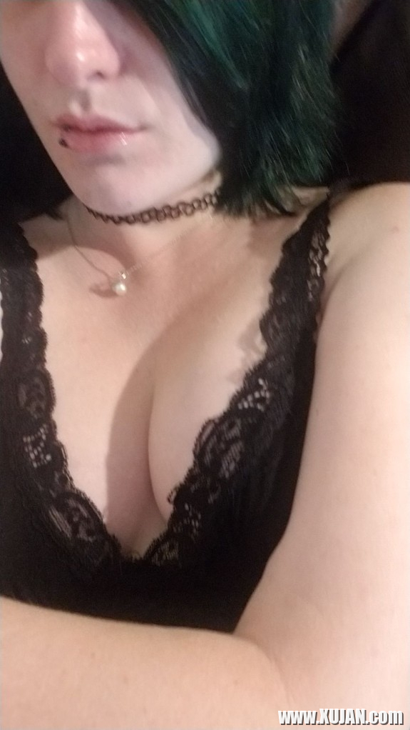 Goth Slut Striftease - Photo #2885627