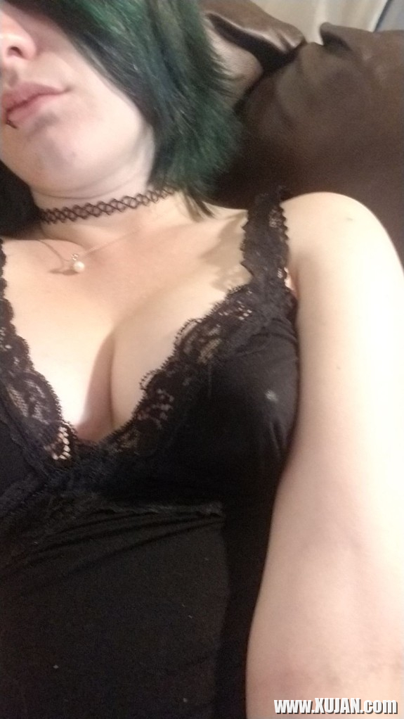 Goth Slut Striftease - Photo #2885629