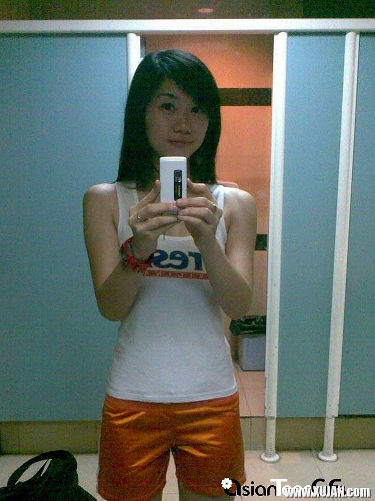 Pretty Young Girl y sirum e tstsel ev tsitsaghel Pov ochy - Photo #2894982