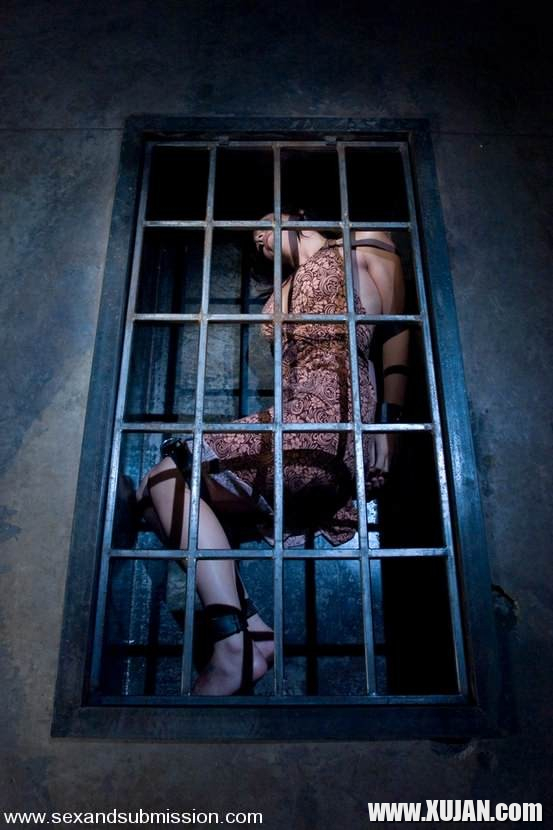 Busty Beverly Hills gets bondage and fucked in every hole - Photo #2922512