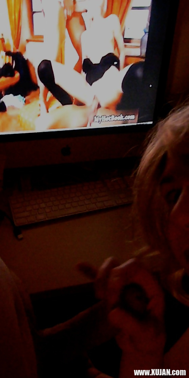 GF sucks my cock while she watches porn - Photo #2927249