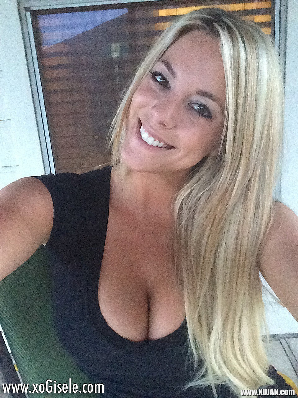 Check out some of Giseles personal sexy candids that she luckily shares with us - Photo #2927485