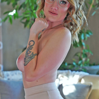 Hot Chick Aria Kai exposes her curvaceous Body