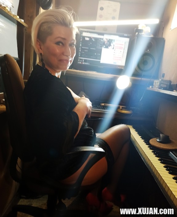 Hasun Bitch Aimee Paradise y ir gortsarqi tnayin studiayum - Photo #2929175