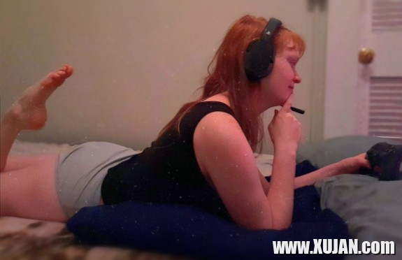 Sexy Redheaded Gamer Girl - Photo #2933632