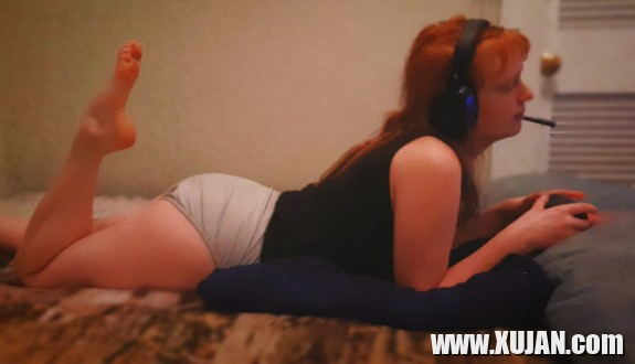 Sexy Redheaded Gamer Girl - Photo #2933633