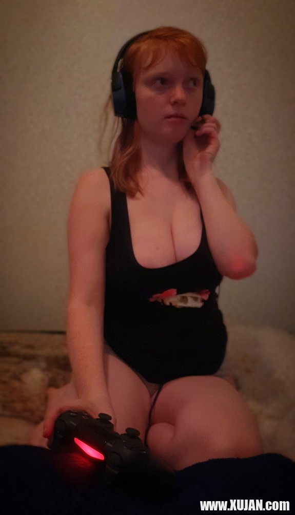 Sexy Redheaded Gamer Girl - Photo #2933636