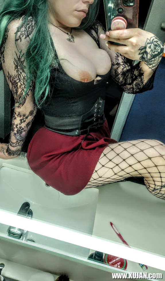 Big Booty Goth Babe - Photo #2949900