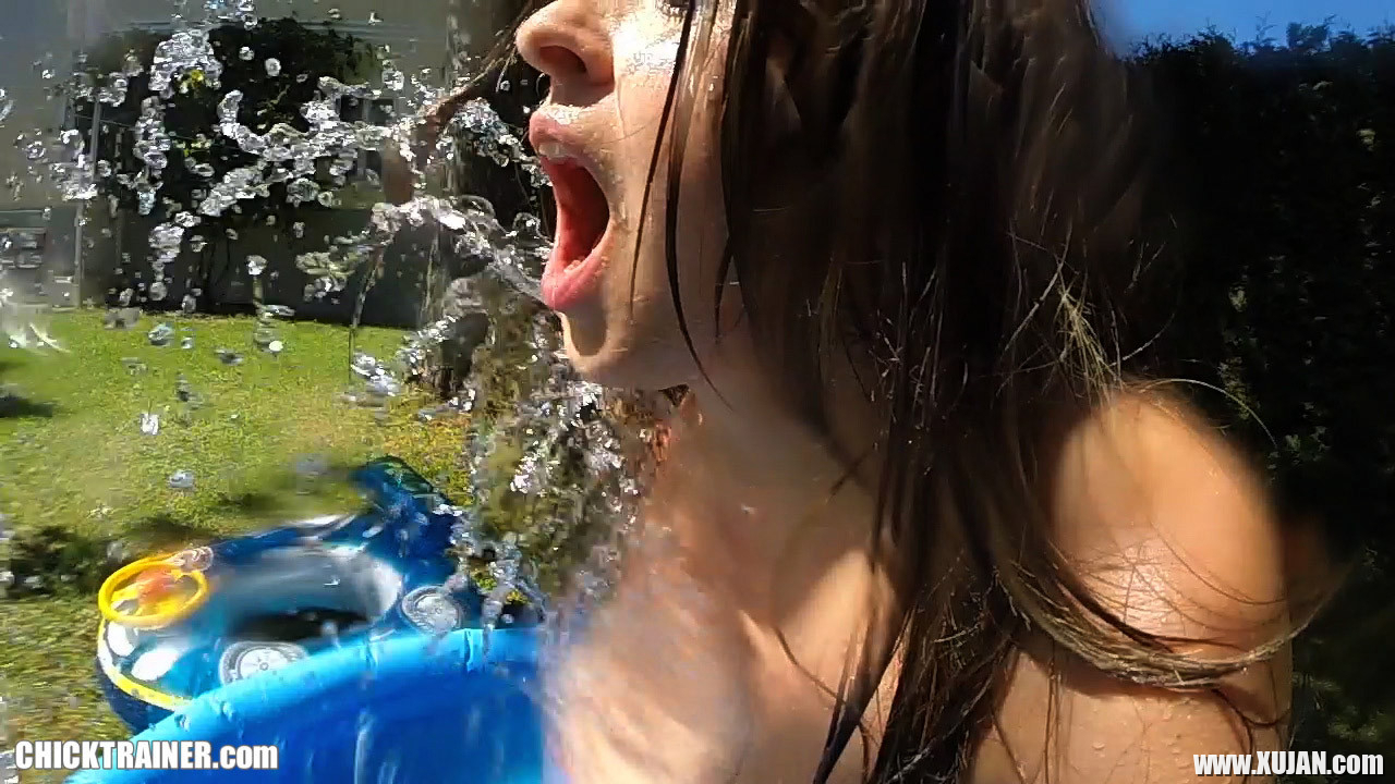 Big wet milf Tits in the pool - Photo #2961528