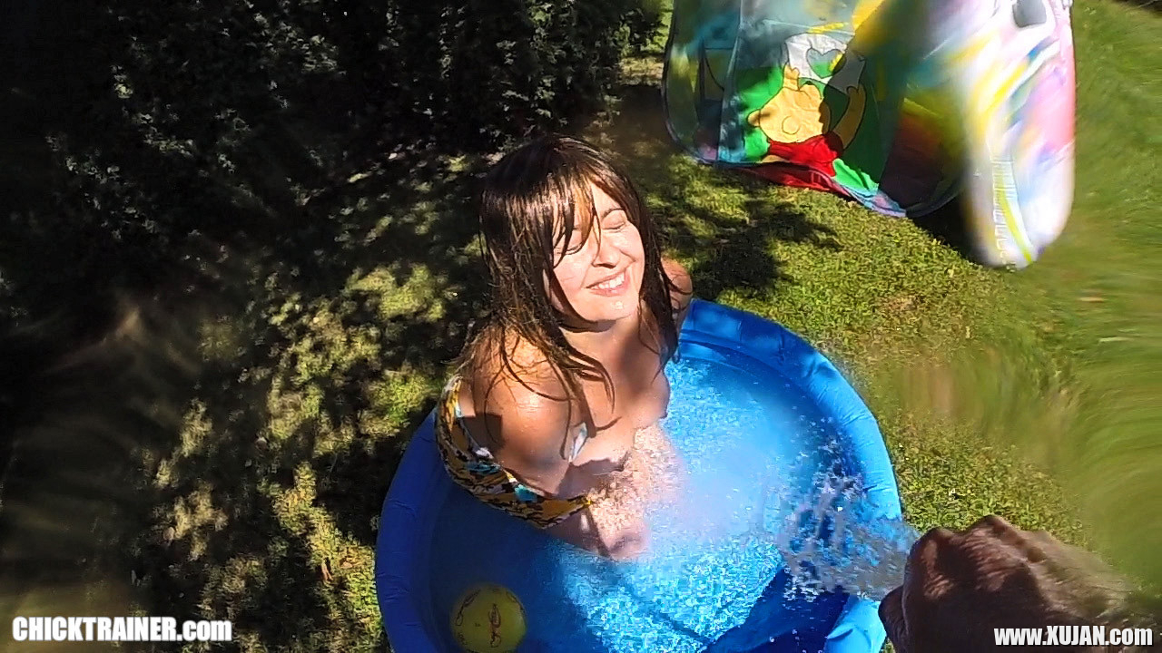 Big wet milf Tits in the pool - Photo #2961531
