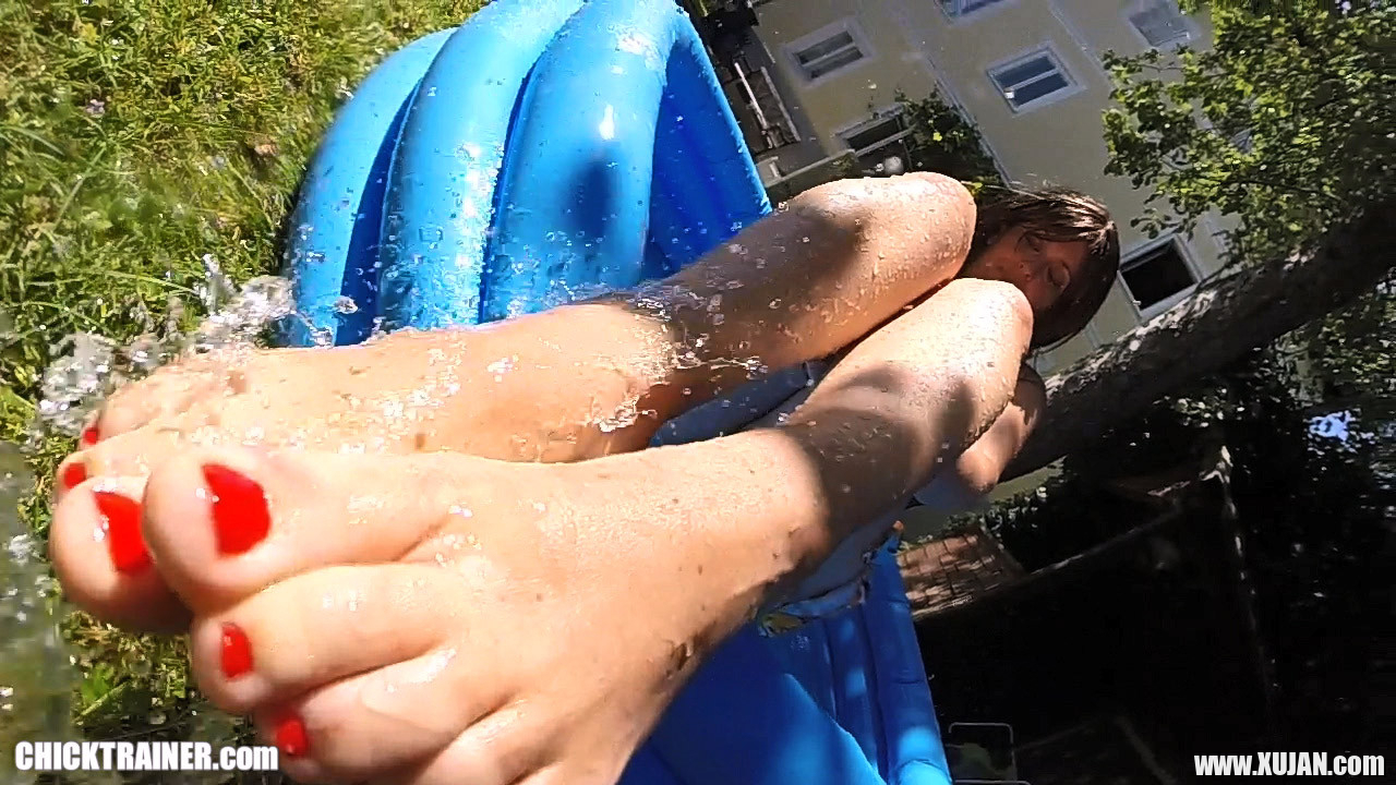 Big wet milf Tits in the pool - Photo #2961535