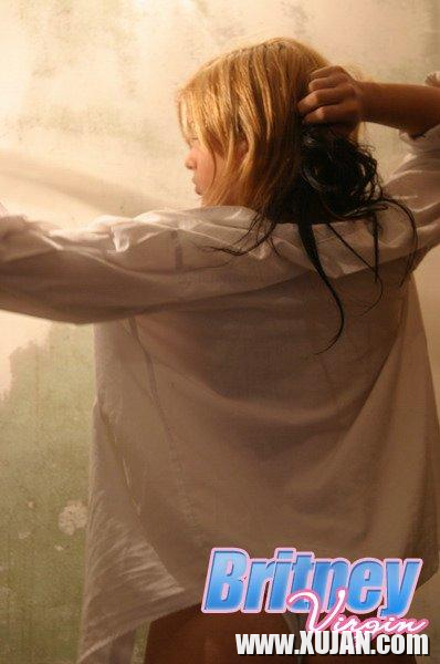 Pictures of Britney Virgin playing with a light - Photo #2963432