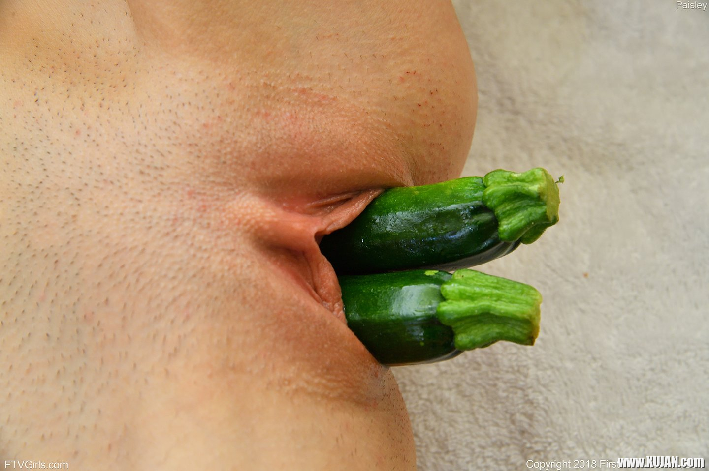 Lovely Paisley Rae sticks Cucumbers in her Beaver - Photo #2979203