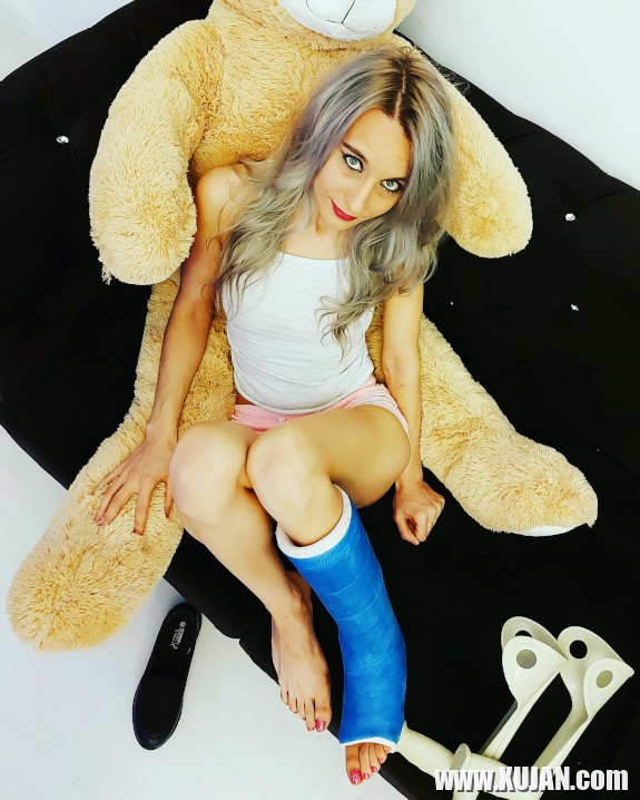 Kotrvats anklecast fetish - Photo #2981345