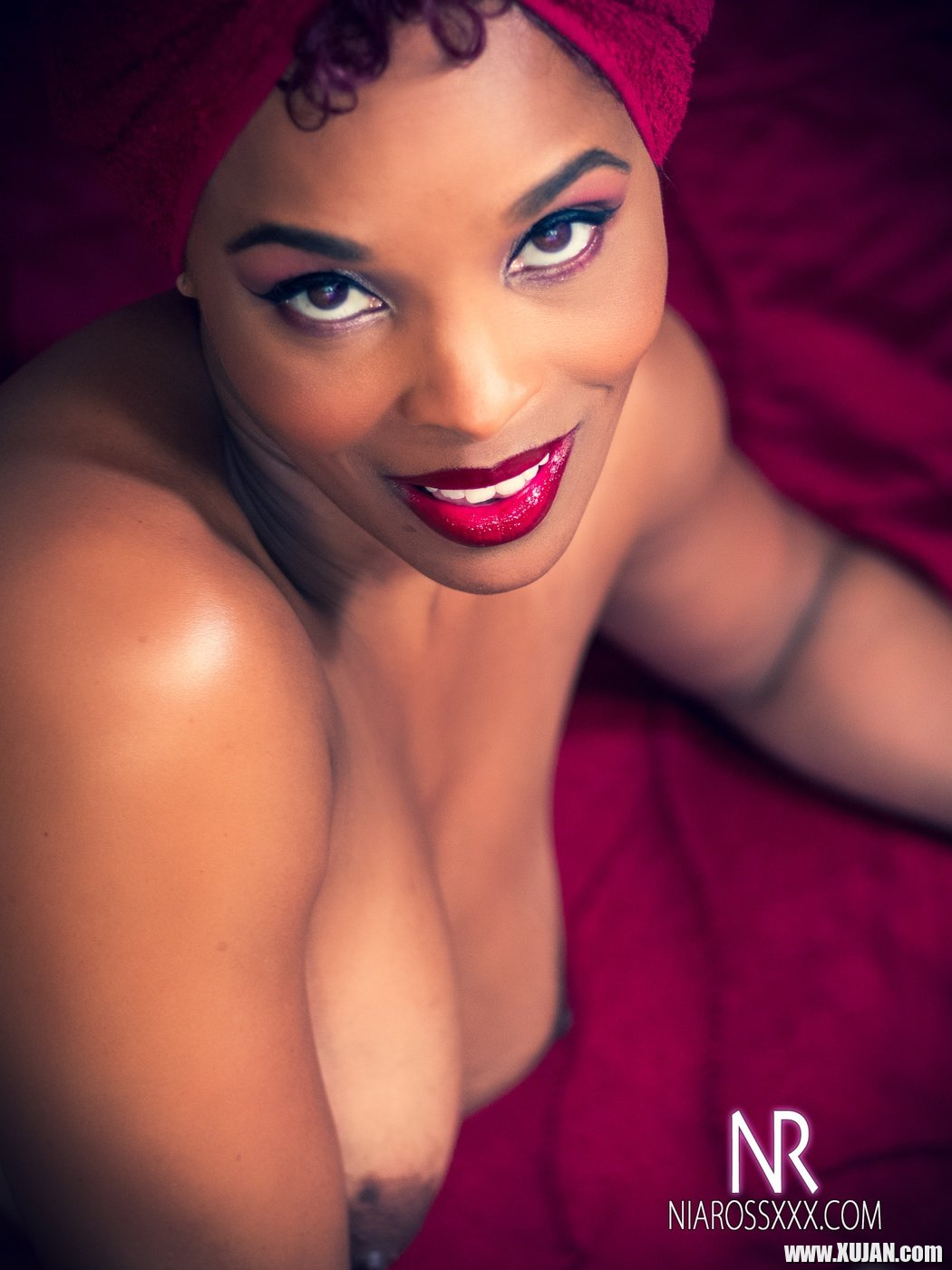 Gorgeous babe Nia Ross gets horny during a glamour photoshoot - Photo #2989797