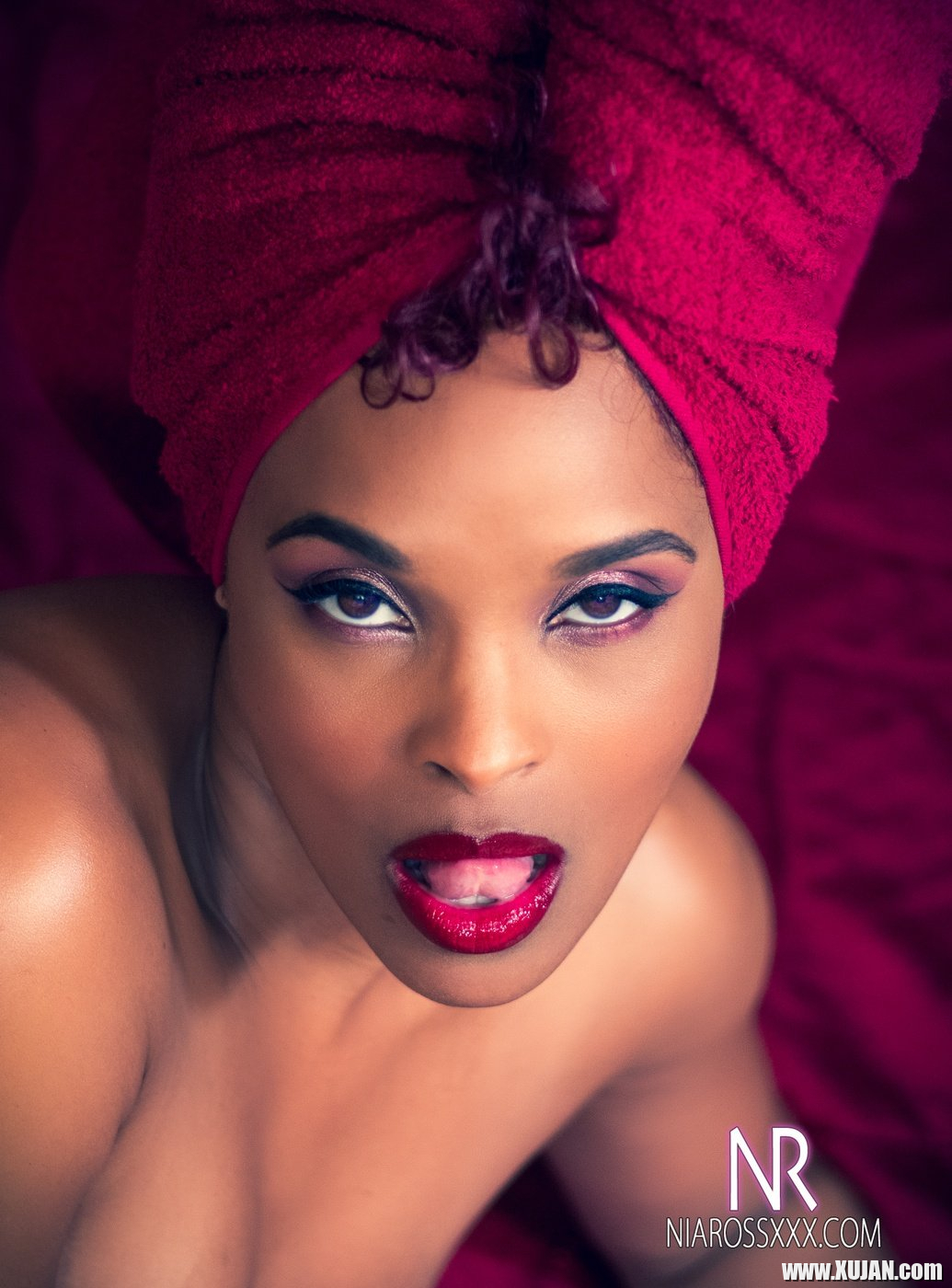 Gorgeous babe Nia Ross gets horny during a glamour photoshoot - Photo #2989798