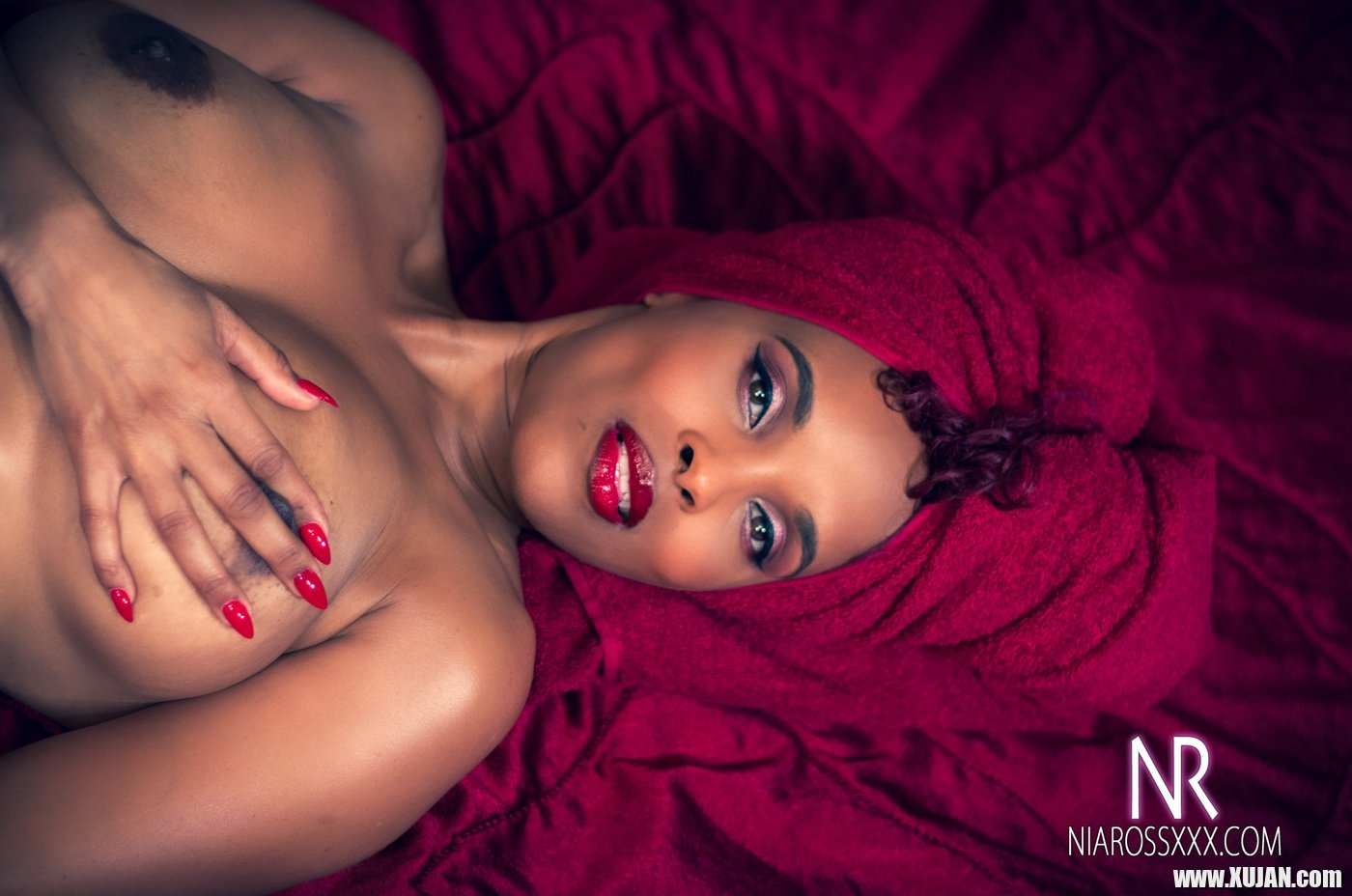 Gorgeous babe Nia Ross gets horny during a glamour photoshoot - Photo #2989809