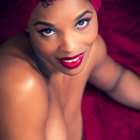 Gorgeous babe Nia Ross gets horny during a glamour photoshoot