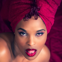 Gorgeous babe Nia Ross gets horny during a glamour photoshoot