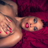 Gorgeous babe Nia Ross gets horny during a glamour photoshoot