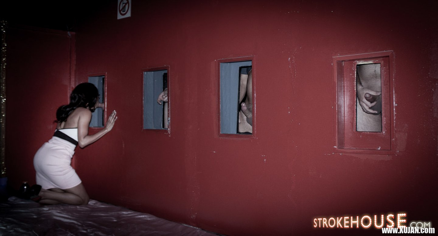 Nia Ross blows a Guy at Gloryhole before Sex - Photo #2989897