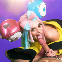 Cosplayer Molly Little spreads legs to be fucked by a lucky fan