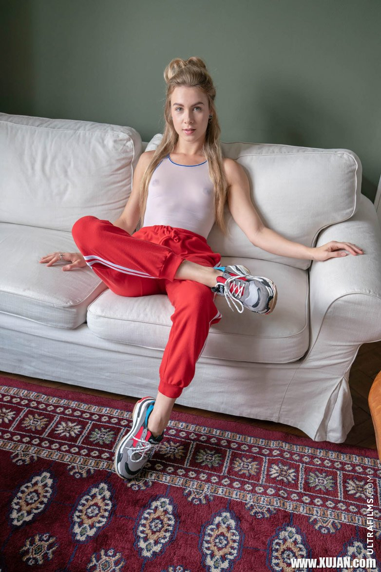 Photo session with skinny Alecia Fox posing on the white sofa - Photo #3019855