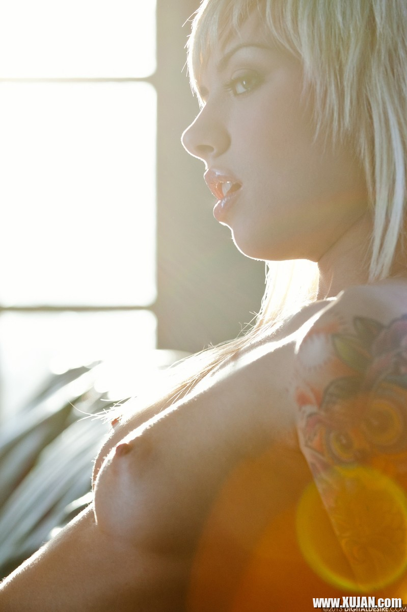 Gorgeous slender tattooed babe Emma Mae posing in nude erotica - Photo #3045980
