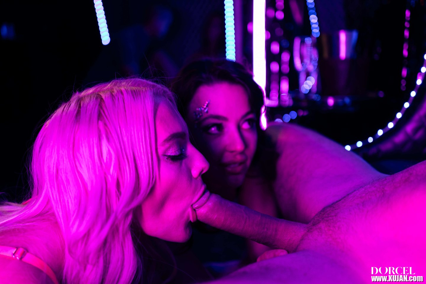 Exclusive FFM threesome with stunning Whitney Wright and Kenna James - Photo #3049905