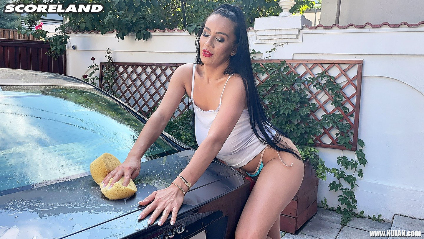 Busty girl Helen Star get off while working at the car wash - Photo #3059785