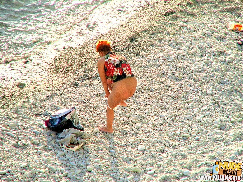 Hasun karmir mazery holovum en ir bikiniin - Photo #3075917