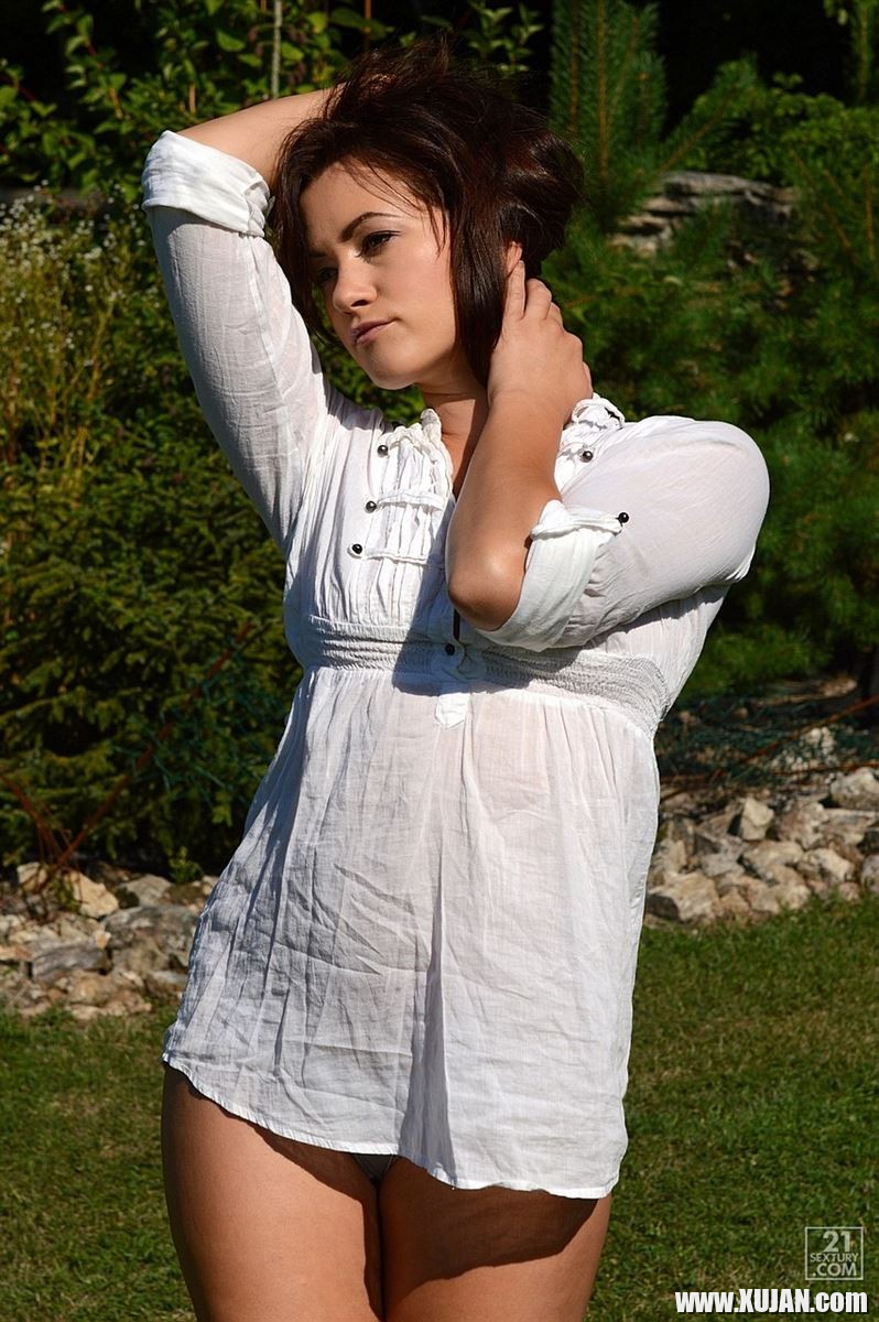 Tess Lyndon touches herself outside in a white top - Photo #3080304