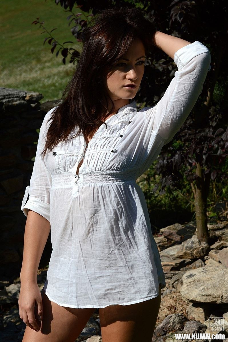 Tess Lyndon touches herself outside in a white top - Photo #3080307