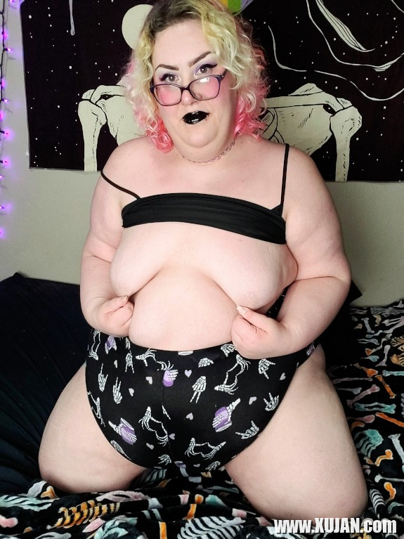 Chubby Goth Girl in pjs - Photo #3092376