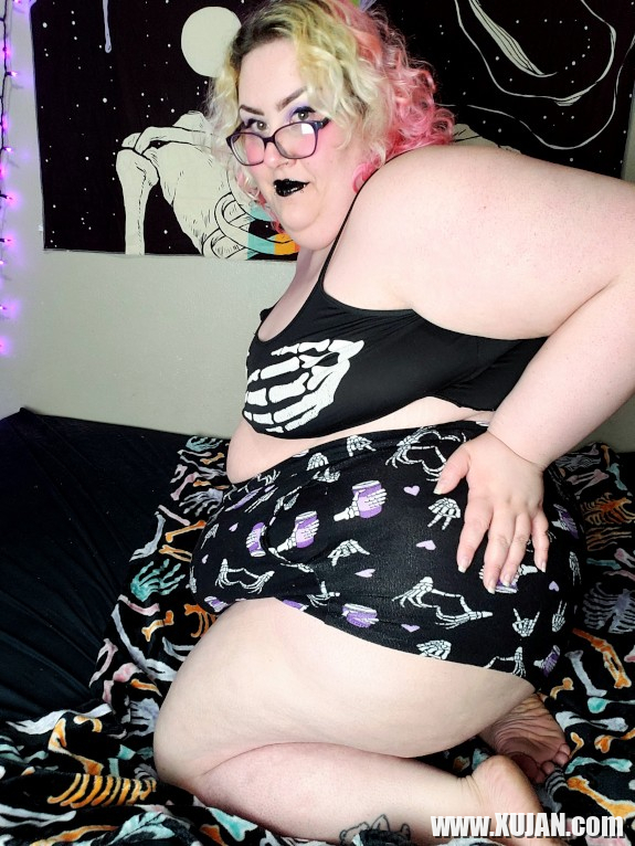Chubby Goth Girl in pjs - Photo #3092378