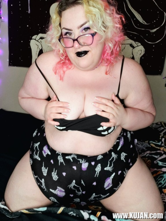 Chubby Goth Girl in pjs - Photo #3092385
