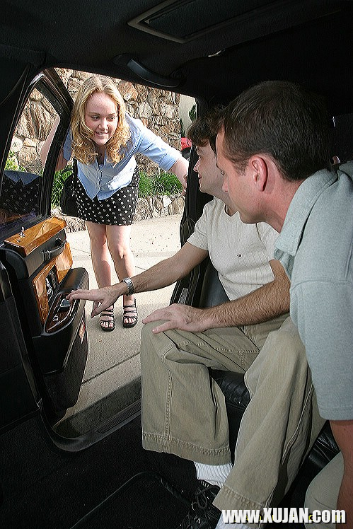 Chippy teen chick serving two boners with her mouth on the back seat - Photo #3096627