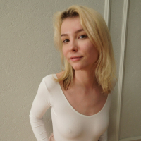 Super hot blonde girl Alice Paradise plays with her sensitive clit